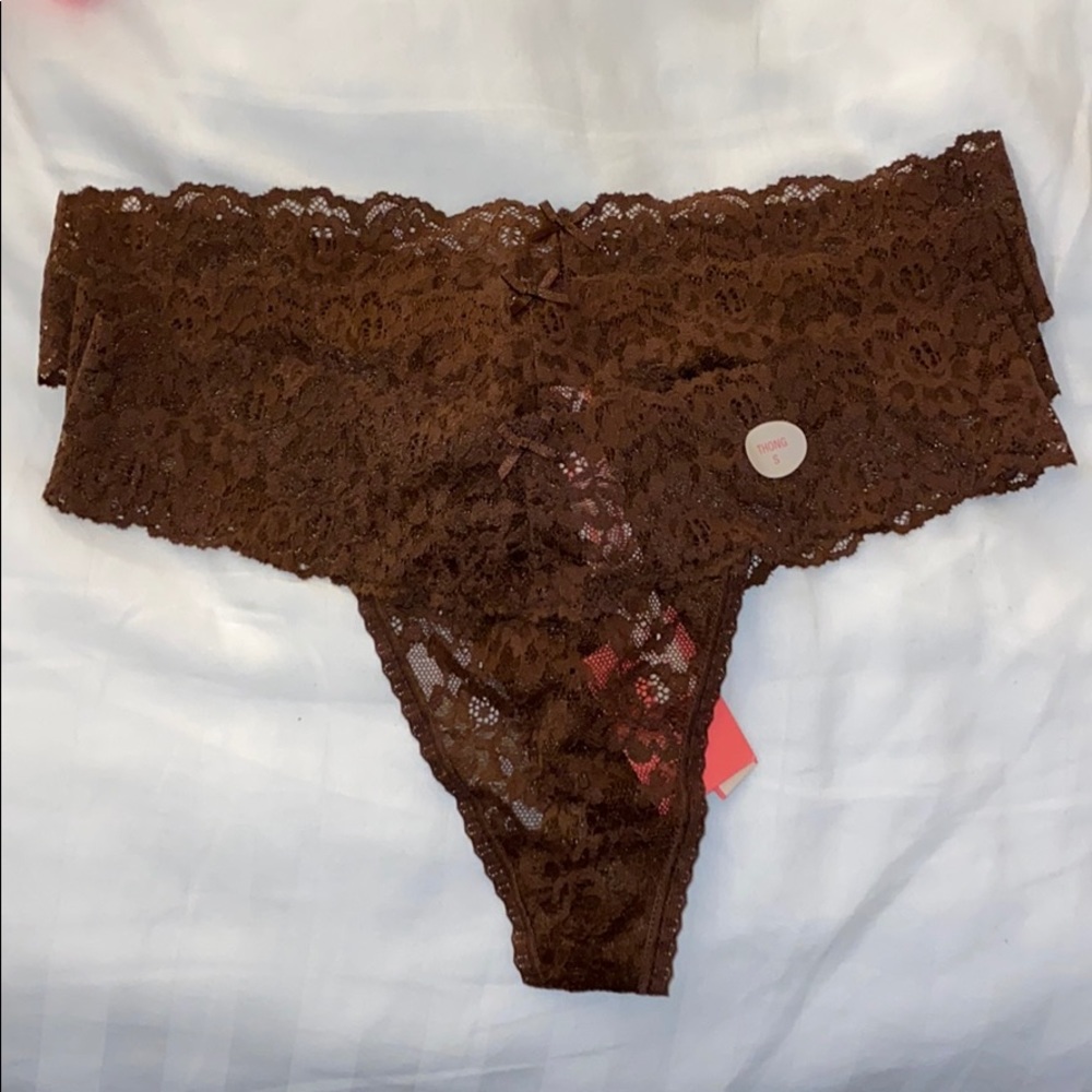Womens 3 pairs of lace thongs